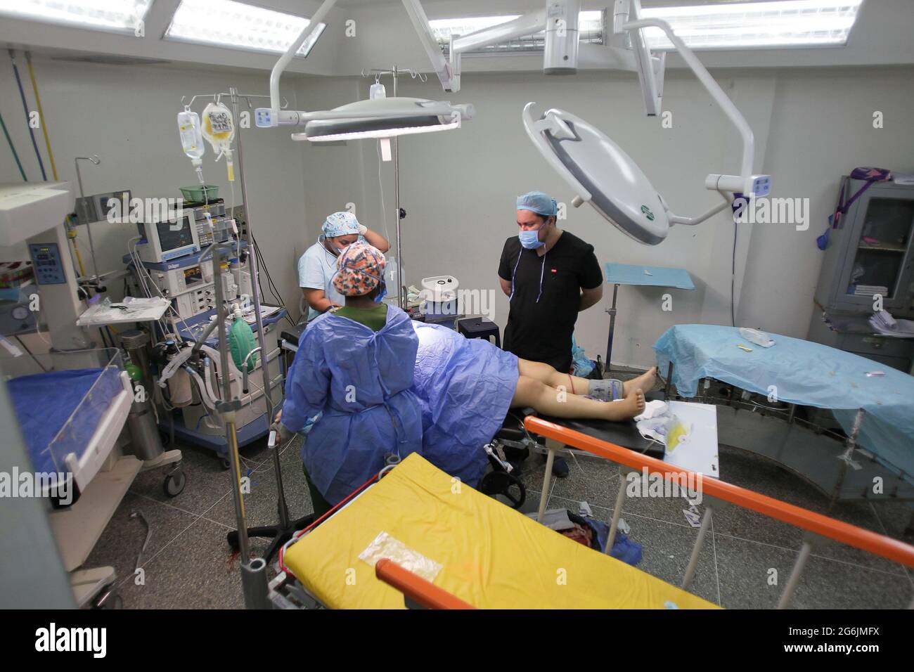 Maracaibo-Venezuela-19-06-2015-Maternety Un medico parla con il suo paziente in una sala operatoria prima di eseguire il taglio cesareo. Foto di José Bula Foto Stock