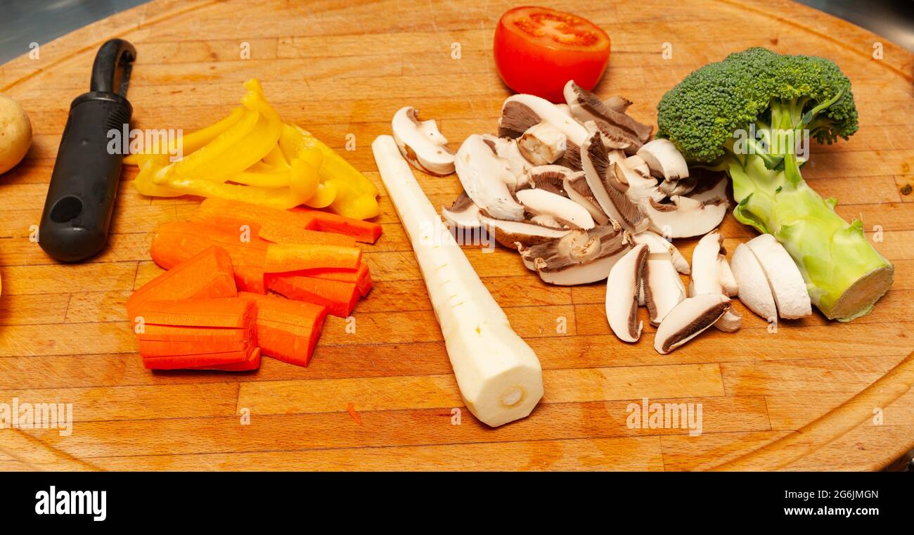 Selezione di verdure fresche pulite e preparate per la cottura. Foto Stock