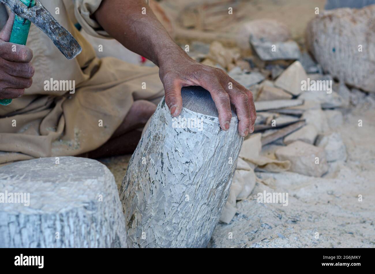 Mani di uno scultore egiziano maschile mentre si lavora con un alabastro in pietra da vicino Foto Stock
