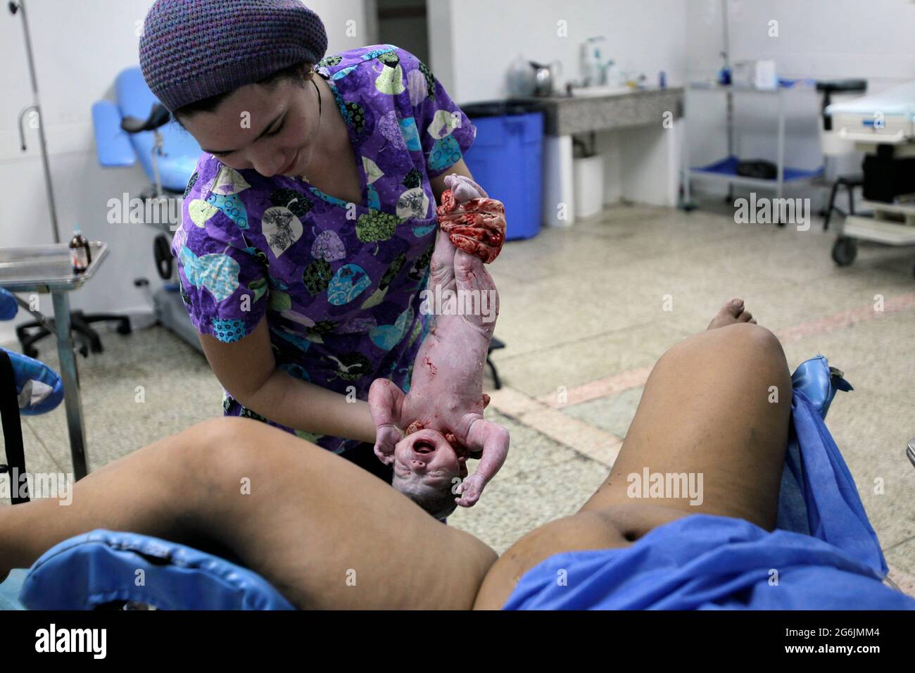 Maracaibo- Venezuela-19-06-2015- Maternity Castillo Plaza in Venezuela. donna di 17 anni con un neonato in ospedale. © JOSE ISAAC BULA UR Foto Stock