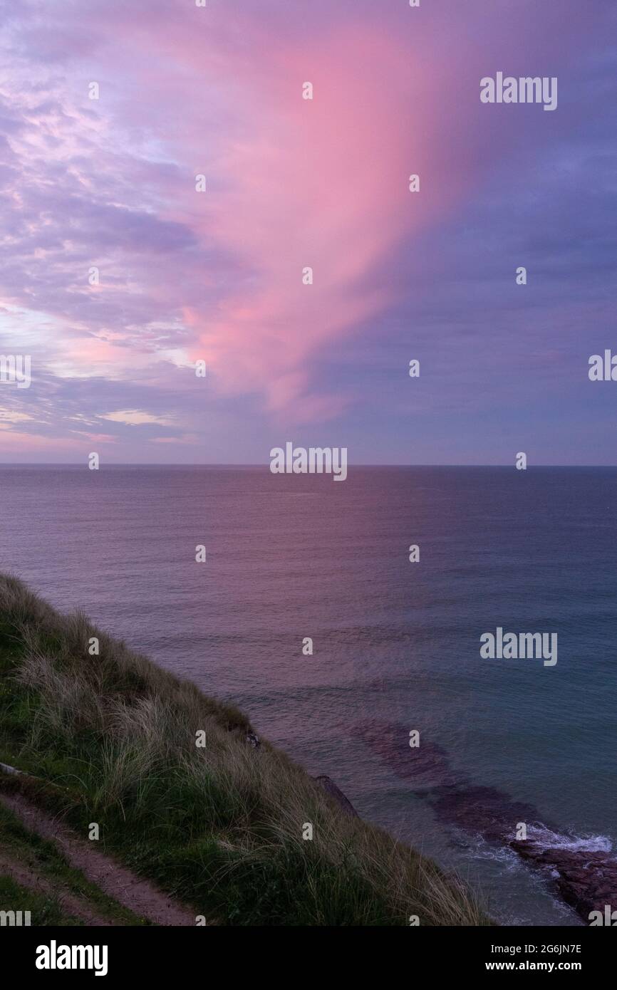 Sole serale che illumina le nuvole Foto Stock