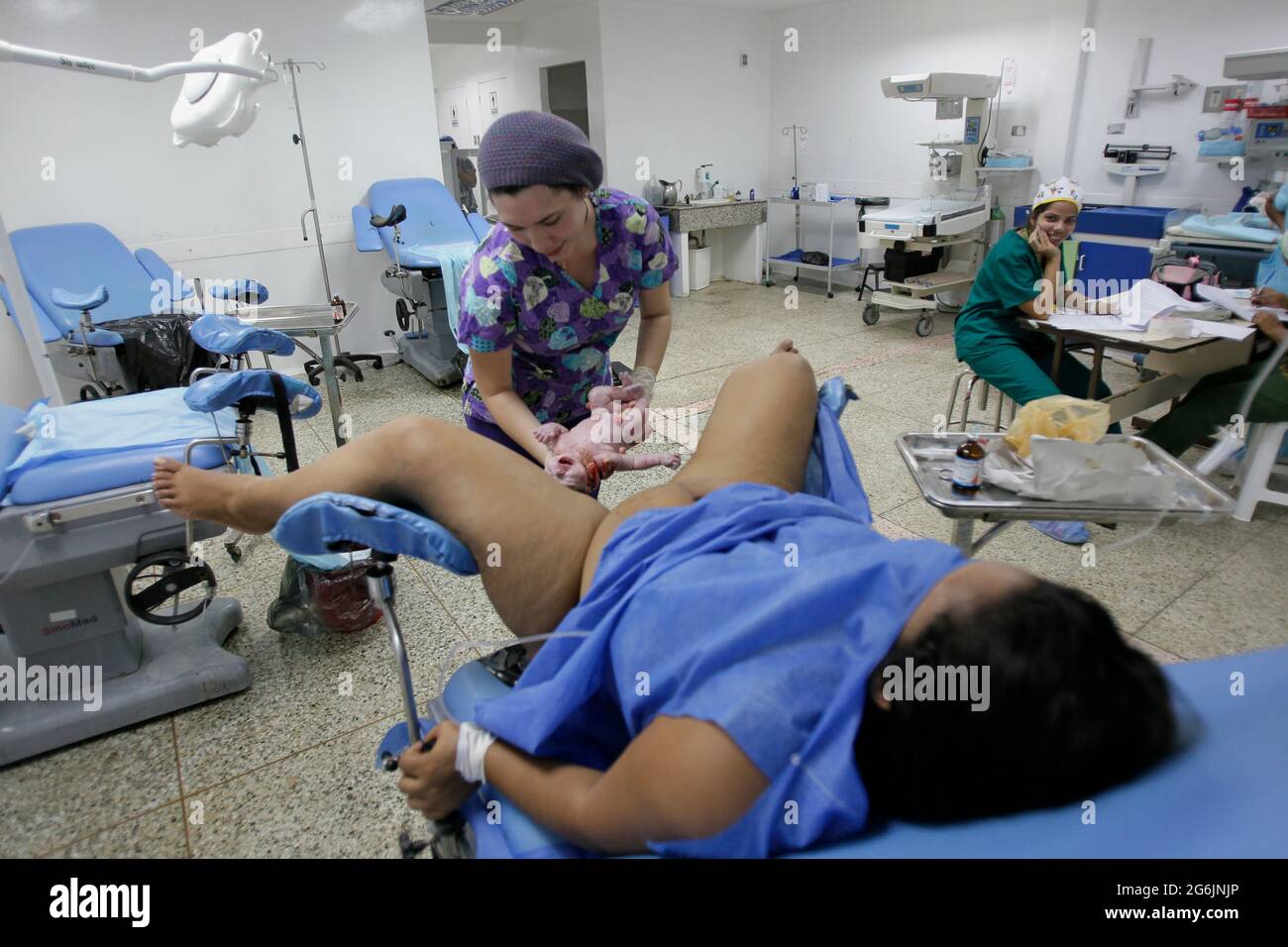 Maracaibo- Venezuela-19-06-2015- maternità Castillo Plaza 17 anni donna che ha un neonato ragazzo in ospedale. © JOSE ISAAC BULA. Foto Stock