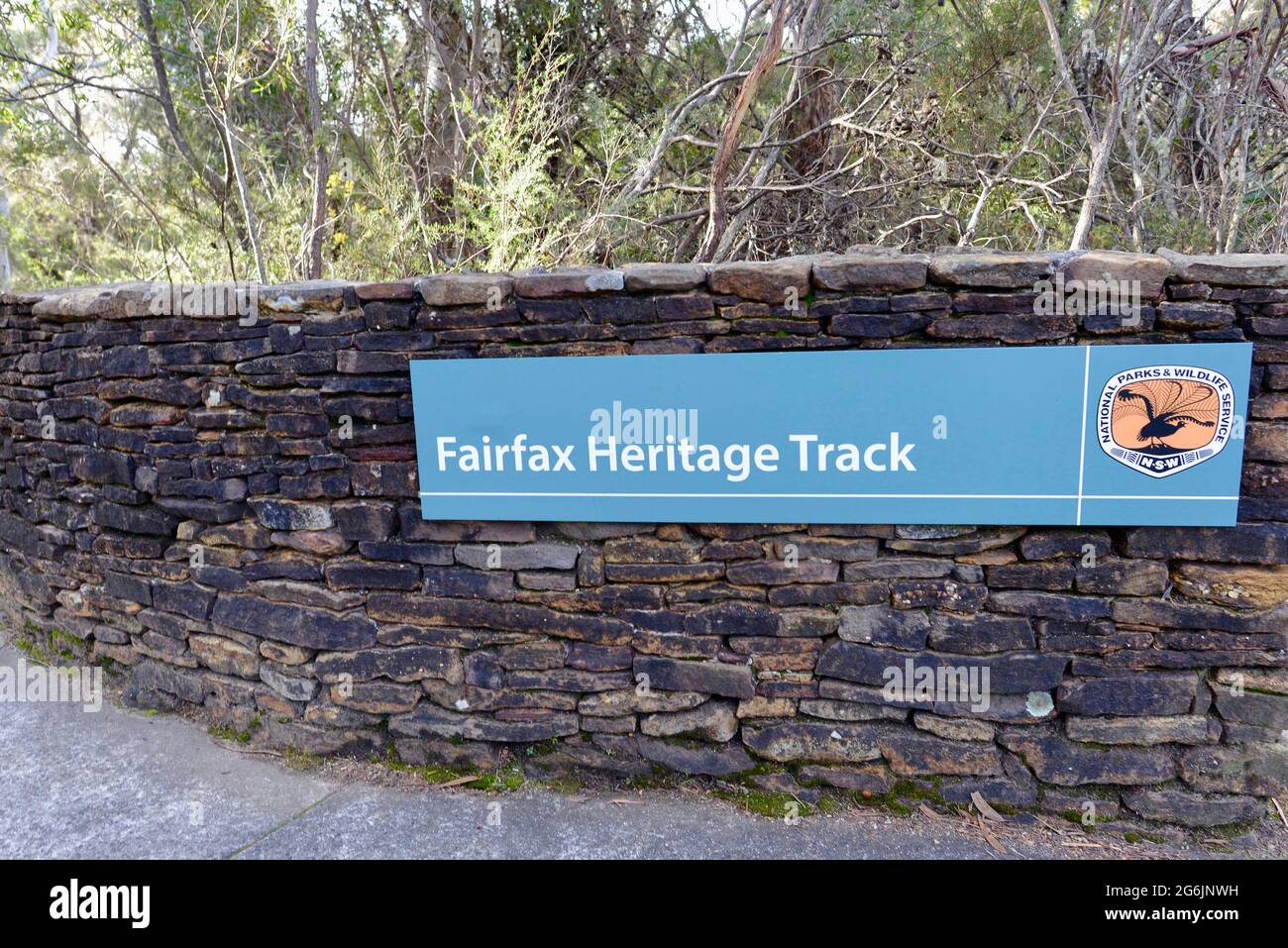 Una vista lungo il Fairfax Heritage Track nelle Blue Mountains dell'Australia Foto Stock