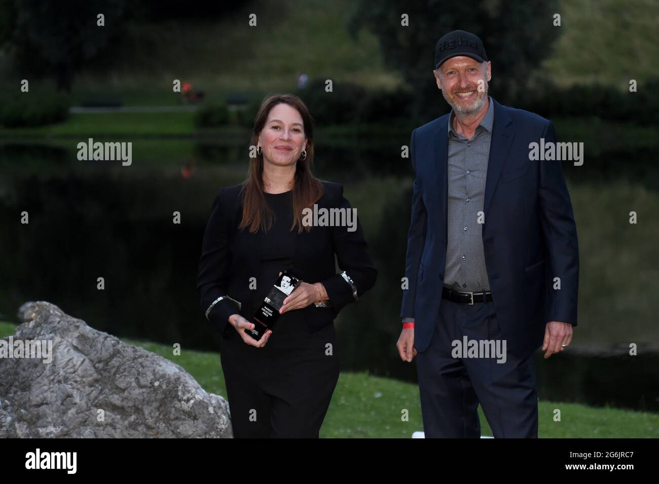 Monaco, Germania. 06 luglio 2021. L'attrice e regista Franka Potente e il nipote di Margot Hielscher e donatore di premi, Peter von Schall-Riaucour arrivano per una sessione fotografica vicino al Kino am Olympiasee prima della cerimonia di premiazione del Premio Margot Hielscher. Credit: Felix Hörhager/dpa/Alamy Live News Foto Stock