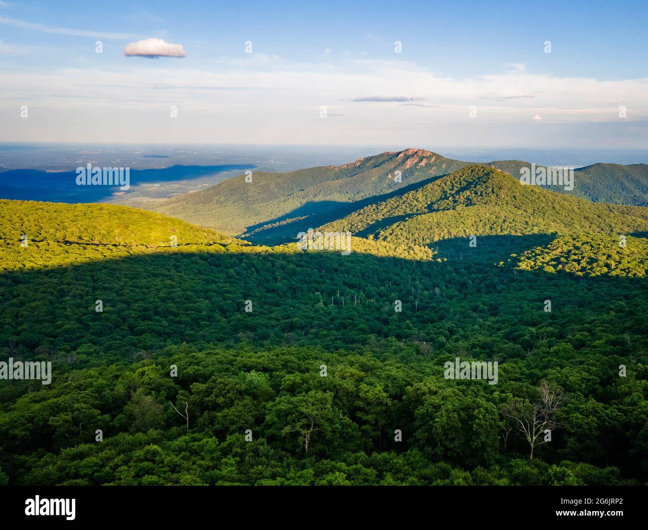 Panoramica panoramica panoramica aerea delle montagne e delle colline di Shenandoah dall'alto durante il tramonto Foto Stock