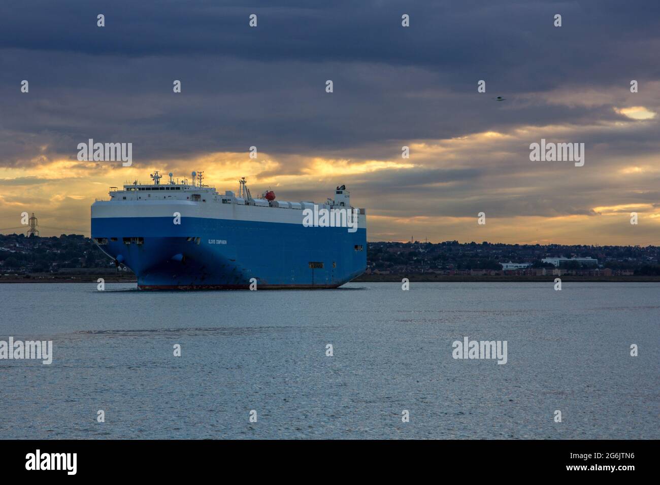 Una grande nave commerciale che naviga sul Tamigi Foto Stock