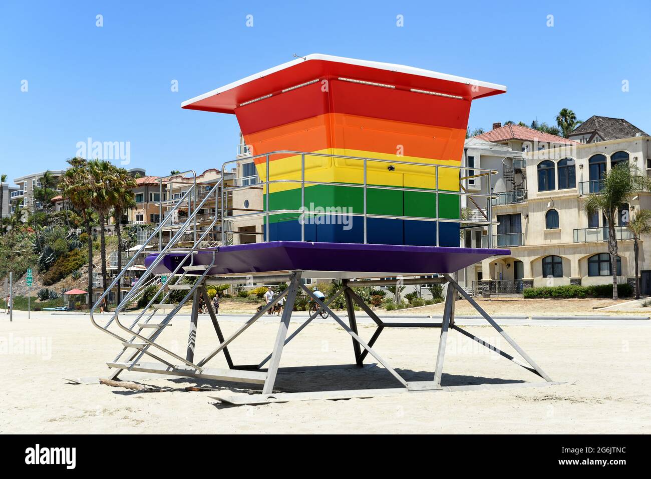 LONG BEACH, CALIF - 5 LUG 2021: Pride Tower, a Alamitos Beach. La torre del bagnino color arcobaleno supporta la comunità LGBTQ in sostituzione di una precedente Foto Stock