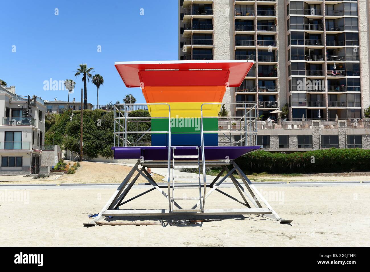 LONG BEACH, CALIF - 5 LUG 2021: Pride Tower, sulla Shoreline Way e 12th Pl. La torre del bagnino color arcobaleno supporta la comunità LGBTQ. Foto Stock