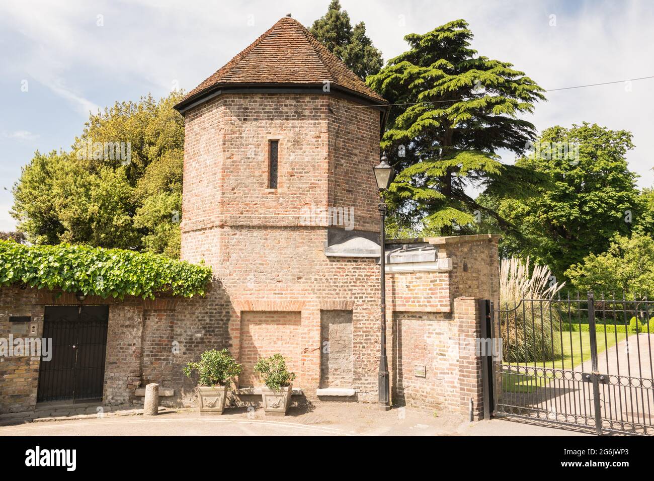 La vecchia Torre, Richmond Palace, Friars Lane, Richmond, Surrey, Inghilterra, Regno Unito Foto Stock