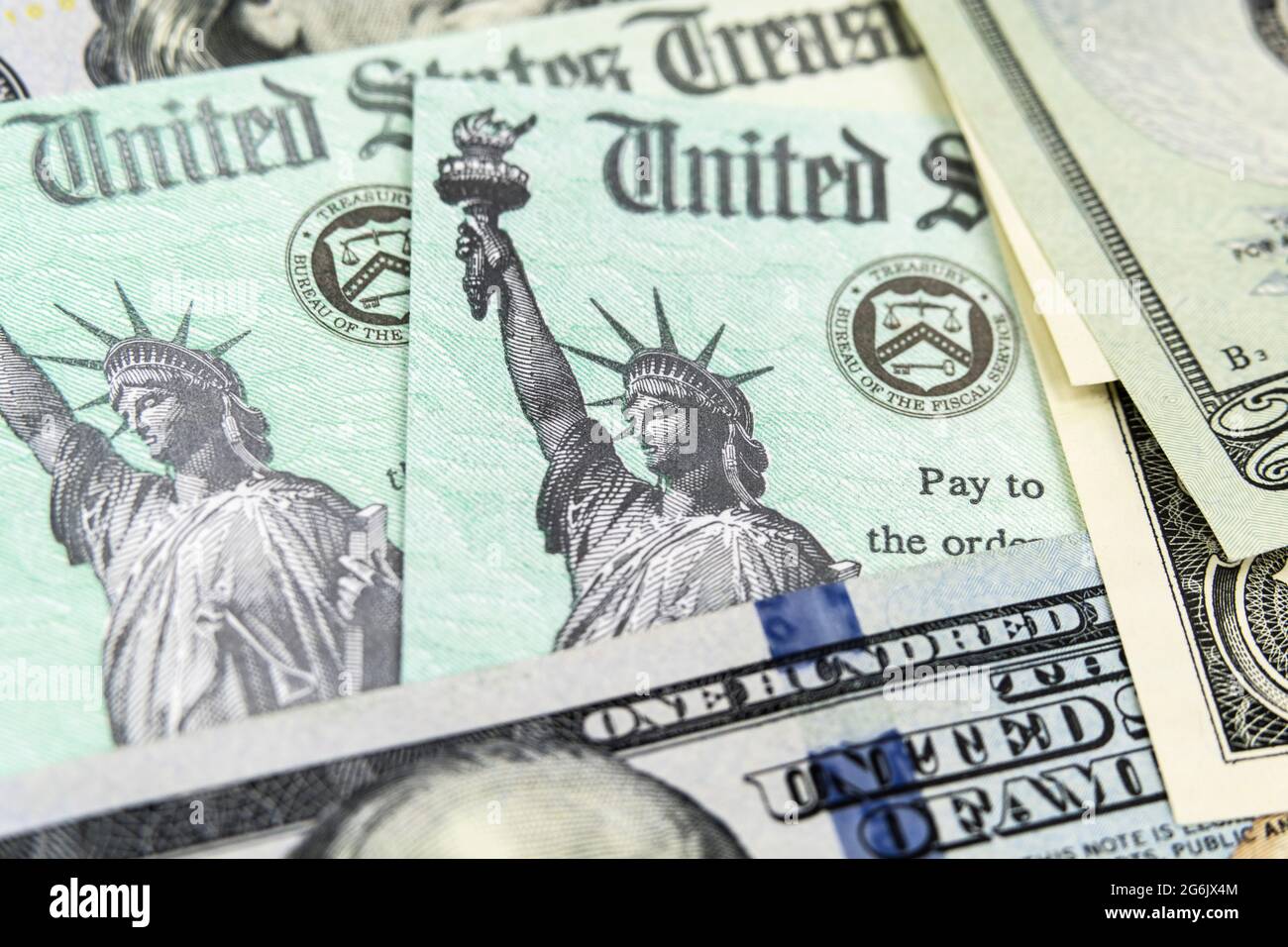 Vista macro della Statua della libertà sui Treasury Cheques degli Stati Uniti. Foto Stock