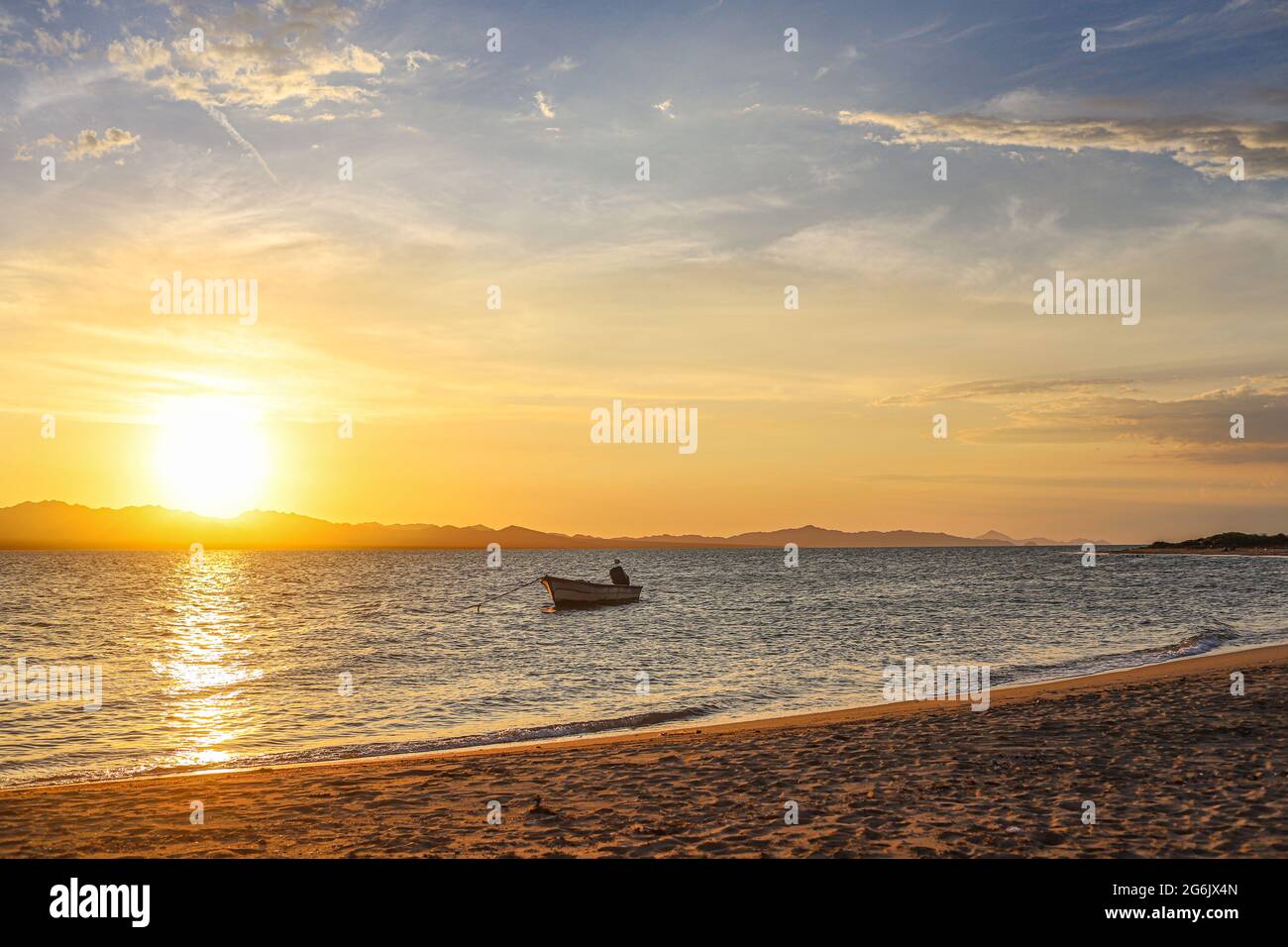 Un Bote de pesca flota en el agua atardecer en la playa de frente Isla del Tiburon en la localidad de Punta Chueca durante la celebración año nuevo seri en la comunidad de Punta Chueca el 30 junio 2021 en Hermosillo, Messico.(Foto di Luis Gutierrez / Norte Foto ) Una barca da pesca galleggia nell'acqua del tramonto sulla spiaggia di fronte all'Isla del Tiburon nella città di Punta Chueca durante la celebrazione del nuovo anno seri nella comunità di Punta Chueca il 30 giugno 2021 a Hermosillo, Messico. (Foto di Luis Gutierrez / Foto Nord) Foto Stock