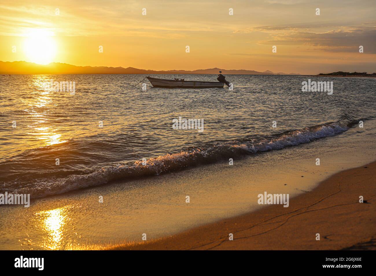 Un Bote de pesca flota en el agua atardecer en la playa de frente Isla del Tiburon en la localidad de Punta Chueca durante la celebración año nuevo seri en la comunidad de Punta Chueca el 30 junio 2021 en Hermosillo, Messico.(Foto di Luis Gutierrez / Norte Foto ) Una barca da pesca galleggia nell'acqua del tramonto sulla spiaggia di fronte all'Isla del Tiburon nella città di Punta Chueca durante la celebrazione del nuovo anno seri nella comunità di Punta Chueca il 30 giugno 2021 a Hermosillo, Messico. (Foto di Luis Gutierrez / Foto Nord) Foto Stock