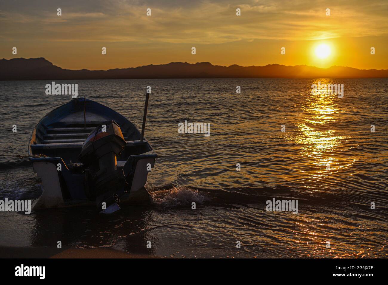 Un Bote de pesca flota en el agua atardecer en la playa de frente Isla del Tiburon en la localidad de Punta Chueca durante la celebración año nuevo seri en la comunidad de Punta Chueca el 30 junio 2021 en Hermosillo, Messico.(Foto di Luis Gutierrez / Norte Foto ) Una barca da pesca galleggia nell'acqua del tramonto sulla spiaggia di fronte all'Isla del Tiburon nella città di Punta Chueca durante la celebrazione del nuovo anno seri nella comunità di Punta Chueca il 30 giugno 2021 a Hermosillo, Messico. (Foto di Luis Gutierrez / Foto Nord) Foto Stock