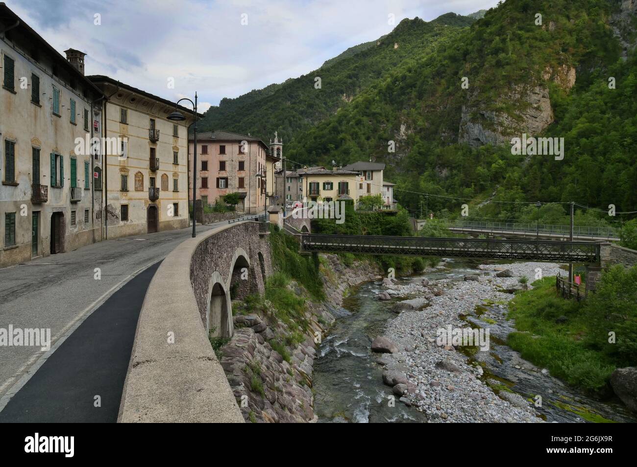 Veduta del piccolo paese del Cassiglio 113 abitanti in Val Brembana Bergamo, Italia Foto Stock