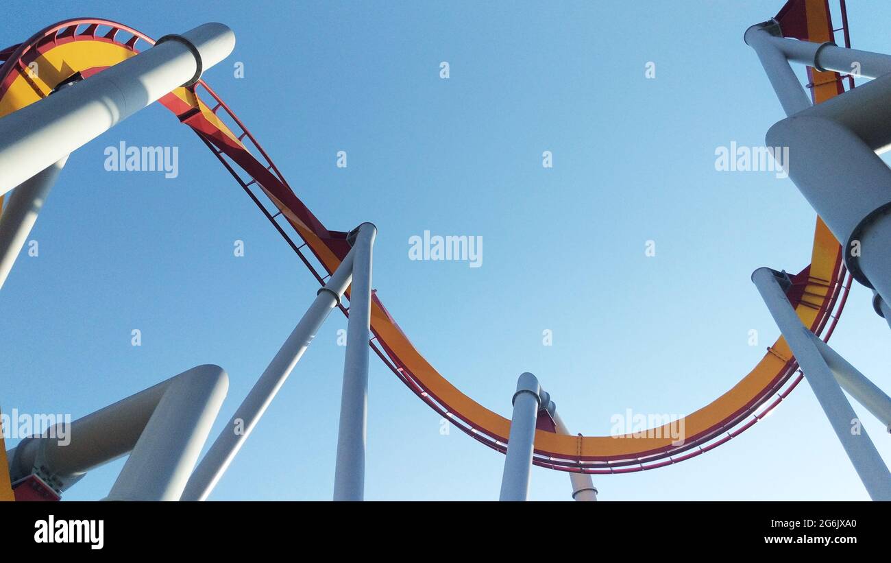 Le rotaie a rulli vuote e tortuose contro il cielo blu Foto Stock