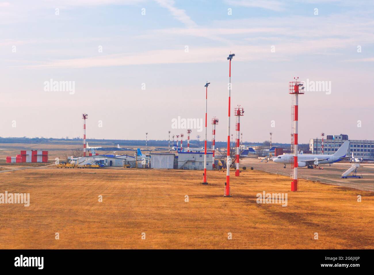 Aeromobili in aeroporto. Aeroplani situati sull'aerodromo di Chisinau Moldavia Foto Stock