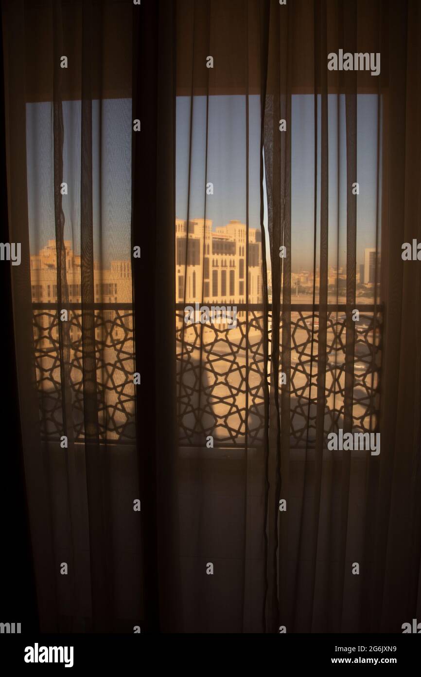 Ammirate il sole della mattina presto attraverso le tende di Dubai. Foto Stock