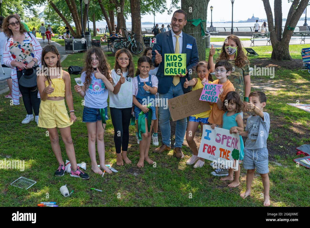 NEW YORK, NY – LUGLIO 05: Il candidato del City Council Chris Marte e i bambini locali partecipano al rally di Rockefeller Park per protestare contro Gov. Piano di Andrew Cuomo Foto Stock