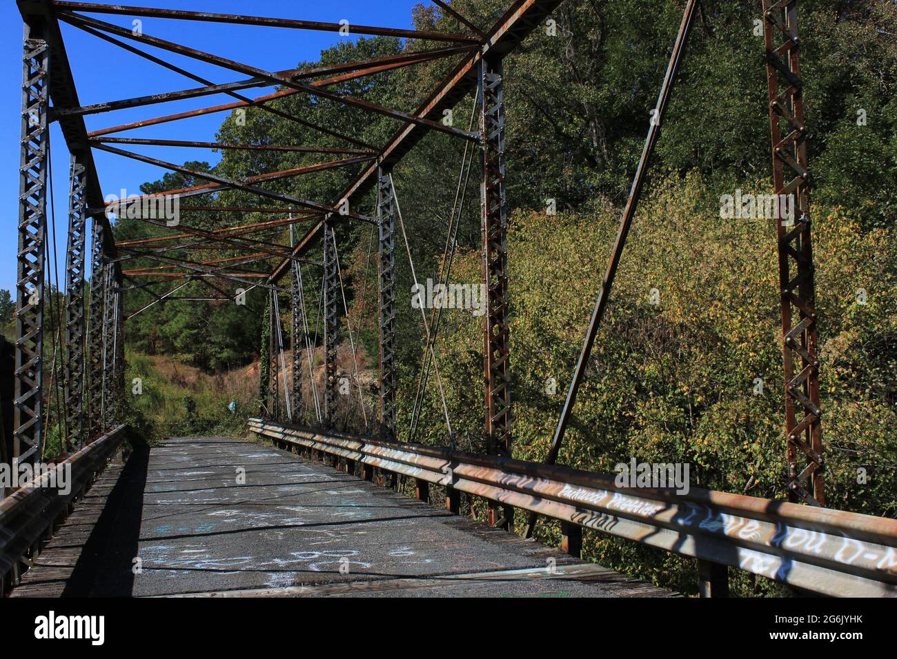 Vecchio ponte arrugginito in pensione nella strada di campagna verso il nulla Foto Stock
