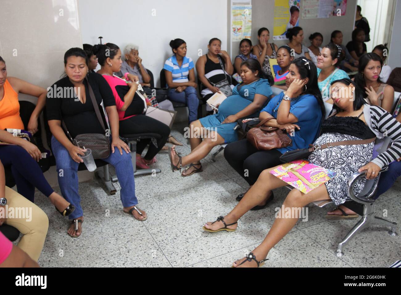 Maracaibo- Venezuela-19-06-2015- Maternity Castillo Plaza in Venezuela. Una donna incinta dorme mentre attende di essere vista per il suo apoin di controllo di nascita Foto Stock