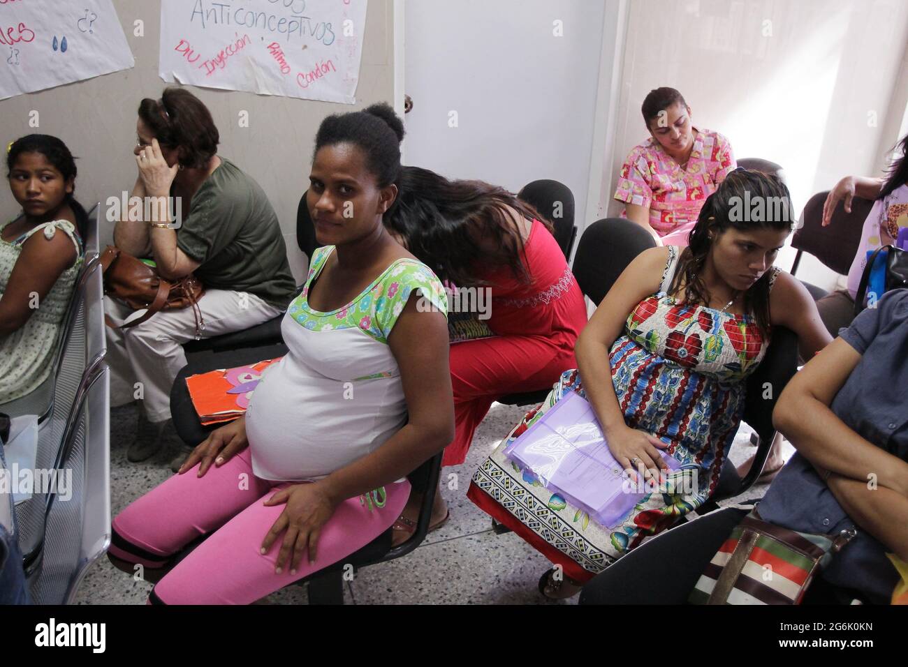 Maracaibo- Venezuela-19-06-2015- Maternity Castillo Plaza in Venezuela. Una donna incinta dorme mentre attende di essere vista per il suo apoin di controllo di nascita Foto Stock