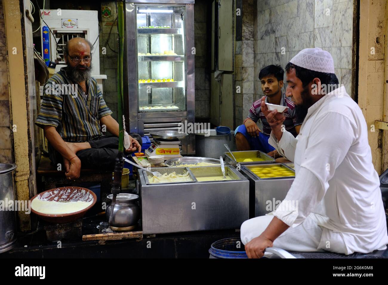 India Agra - cibo di strada della città vecchia Foto Stock
