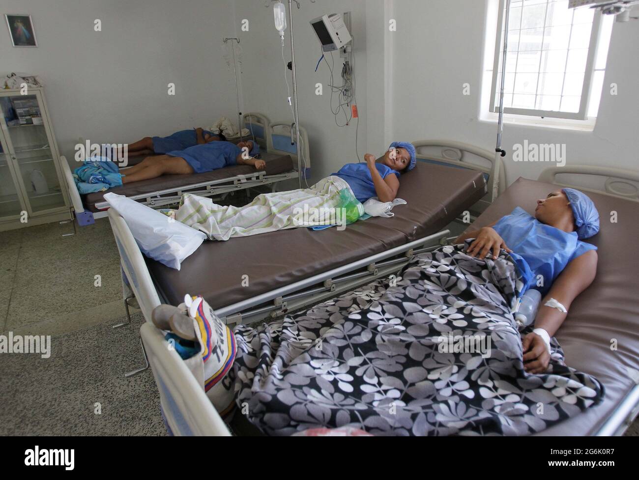 Maracaibo- Venezuela-19-06-2015- Maternity Castillo Plaza in Venezuela. Le donne incinte ospedalizzate parlano in una stanza collettiva mentre attendono il loro Foto Stock
