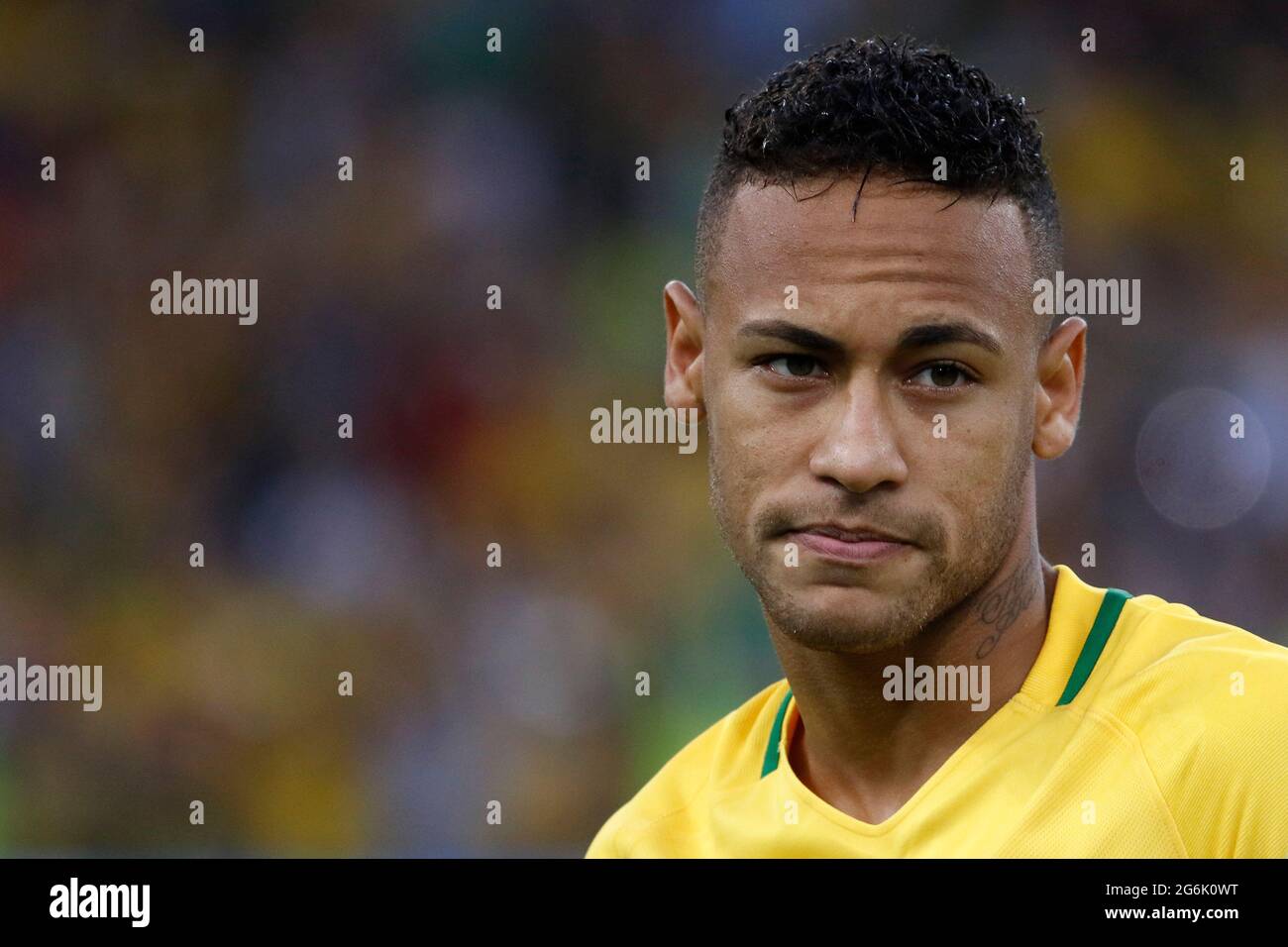 Neymar Jr giocatore brasiliano di calcio superstar al Maracana Stadium. Squadra nazionale in marcia avanti alla medaglia d'oro finale ai Giochi Olimpici di Rio 2016 Foto Stock