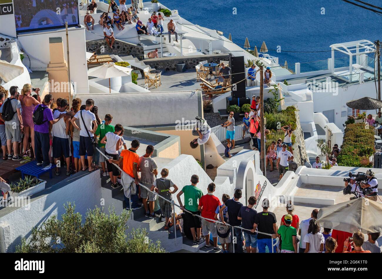 Atleti in azione. I turisti e i visitatori aspettano di vedere uno spettacolo di parchi unico dagli atleti di tutto il mondo nell'isola di Santorini, in Grecia Foto Stock