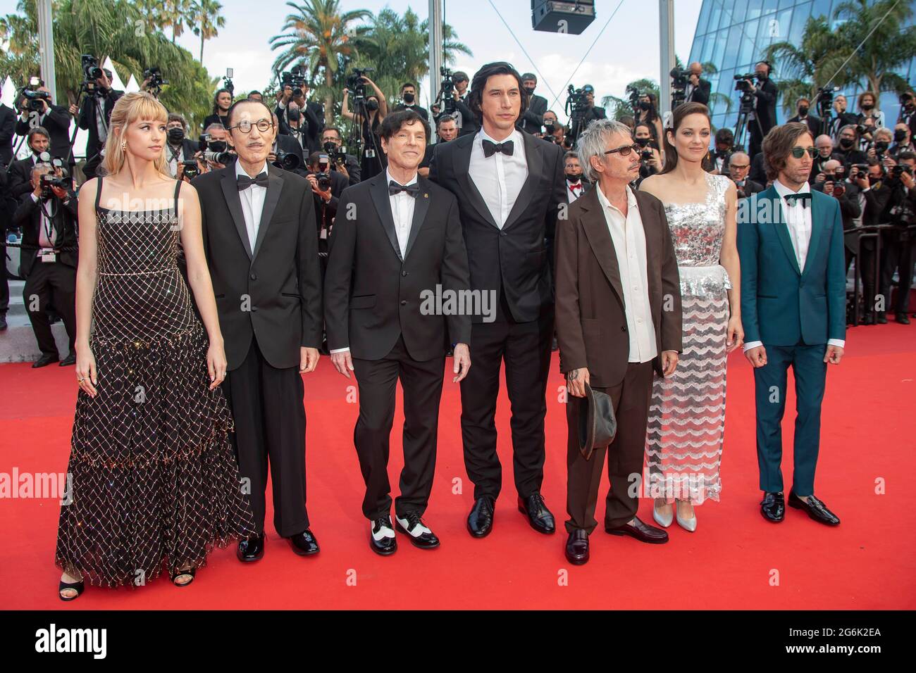 Cannes, Francia. 06 luglio 2021. Angele, Simon Helberg, Marion Cotillard, direttore Leos Carax, Adam driver, Russell Mael e Ron Mael partecipano alla proiezione e cerimonia di apertura "Annette" durante il 74a edizione del Festival del Cinema di Cannes, il 06 luglio 2021 a Cannes, Francia. Photo: Franck Boham/imageSPACE/MediaPunch Credit: MediaPunch Inc/Alamy Live News Foto Stock