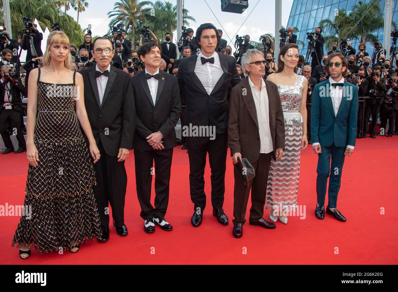 Cannes, Francia. 06 luglio 2021. Angele, Simon Helberg, Marion Cotillard, direttore Leos Carax, Adam driver, Russell Mael e Ron Mael partecipano alla proiezione e cerimonia di apertura "Annette" durante il 74a edizione del Festival del Cinema di Cannes, il 06 luglio 2021 a Cannes, Francia. Photo: Franck Boham/imageSPACE Credit: MediaPunch Inc/Alamy Live News Foto Stock