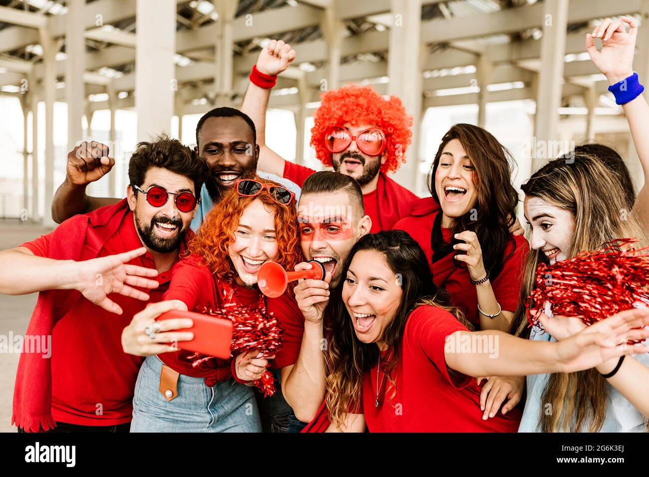 Gruppo di tifosi sportivi multirazziali che prendono selfie con il telefono cellulare Foto Stock