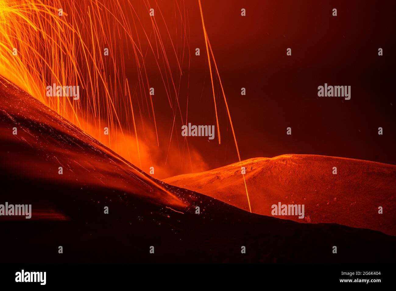 CATANIA, ETNA, ITALIA - 07 luglio 2021: Eruzione del vulcano Etna in Sicilia Foto Stock