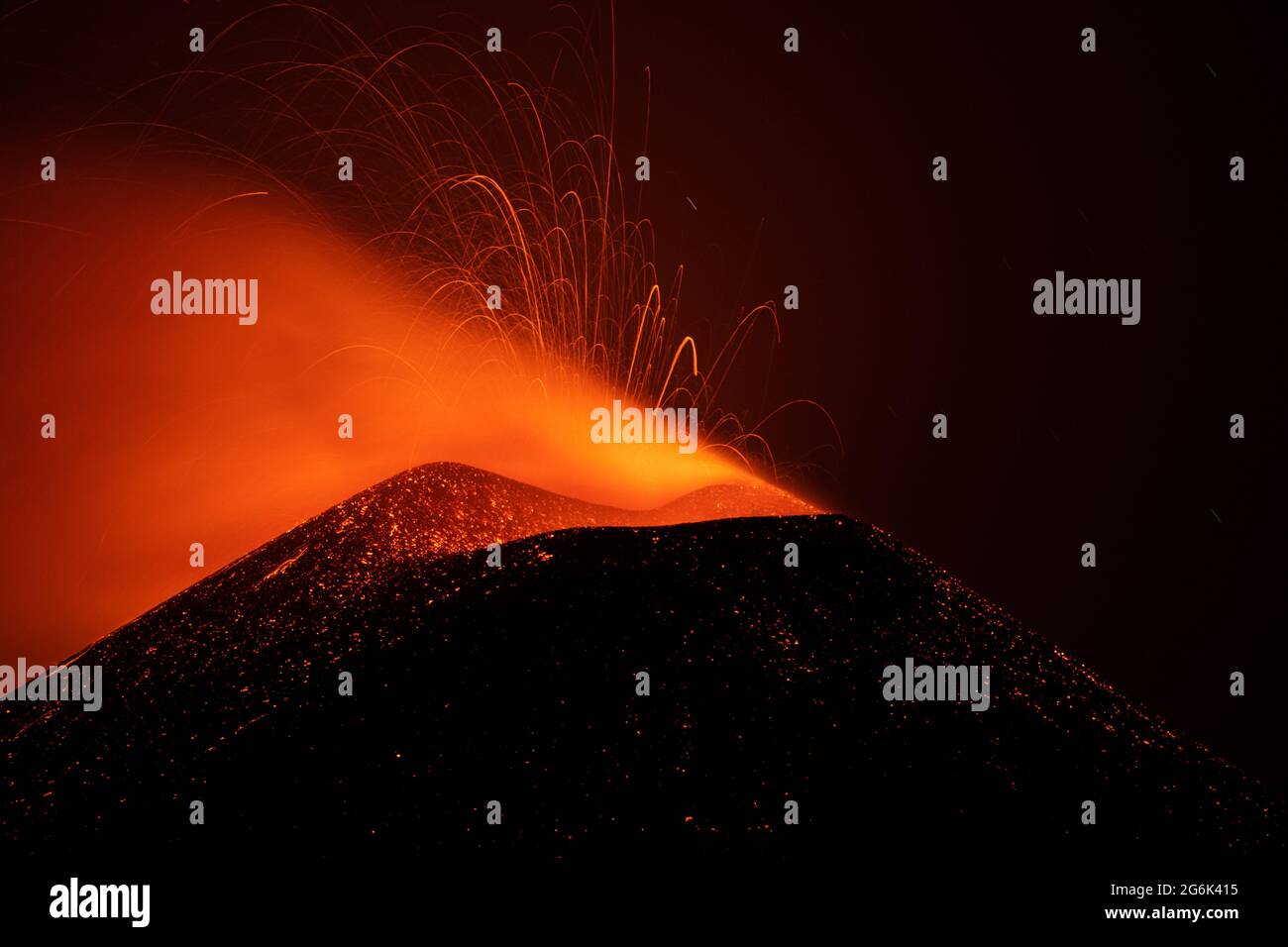 CATANIA, ETNA, ITALIA - 07 luglio 2021: Eruzione del vulcano Etna in Sicilia Foto Stock