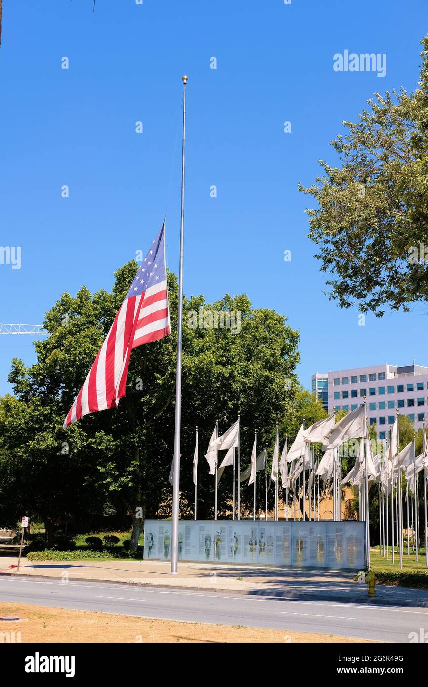 Veterans Memorial a San Jose, California; un'installazione commemorativa di arte pubblica in onore di coloro che hanno servito in una filiale militare degli Stati Uniti. Foto Stock