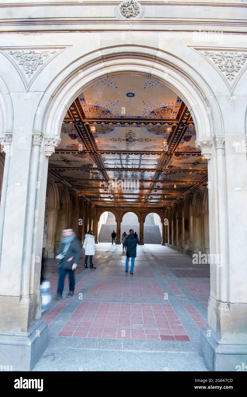 Passeggia attraverso il ponte presso la Bethesda Fountain Terrace a Central Park, Manhattan a New York City Foto Stock