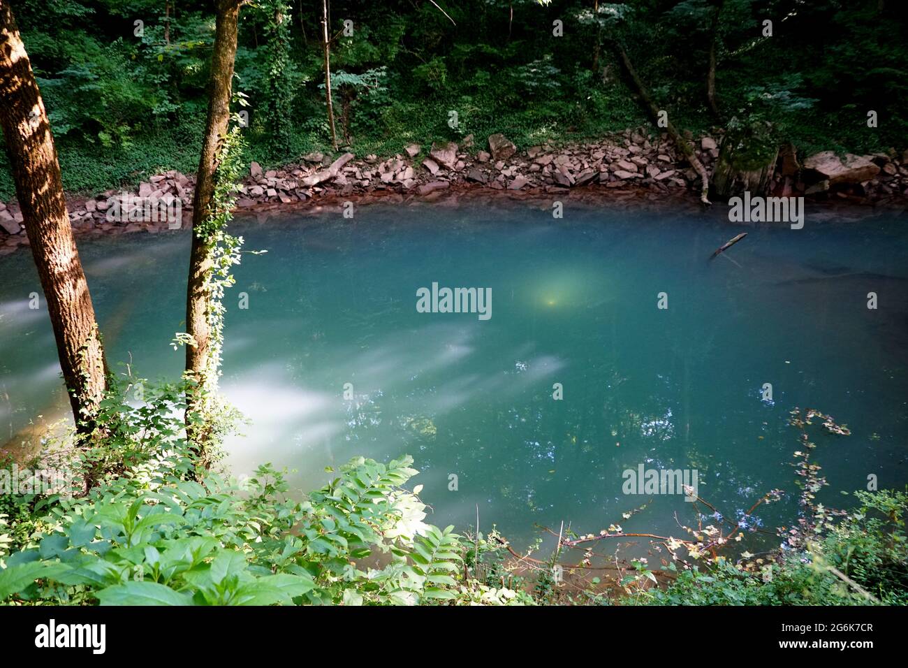 Una buca blu vicino a Lost River Cave, Bowling Green, Kentucky, U.S.A Foto  stock - Alamy