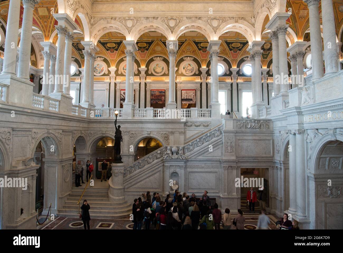 All'interno della Biblioteca del Congresso con un gruppo di tour che gode della vista dell'architettura storica Foto Stock