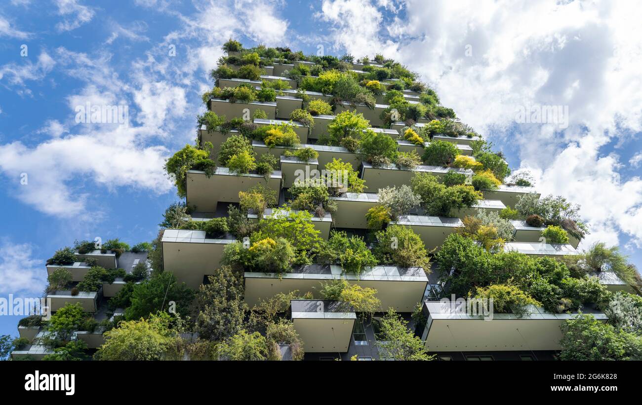 Milano, Italia. Bosco verticale, vista sul moderno ed ecologico grattacielo con molti alberi su ogni balcone. Architettura moderna, giardini verticali Foto Stock