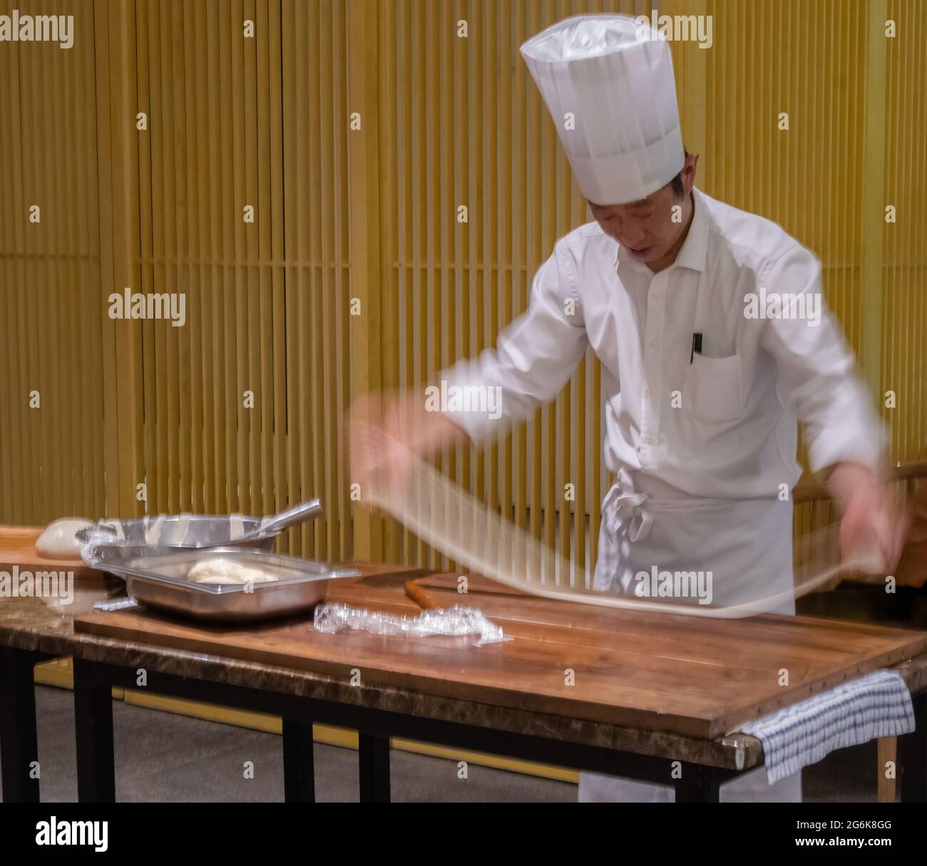 Uno chef produce spaghetti biang, conosciuti anche come spaghetti 'cintura' per il loro spessore e lunghezza, a Xi'an, nella provincia di Shaanxi, in Cina. Foto Stock