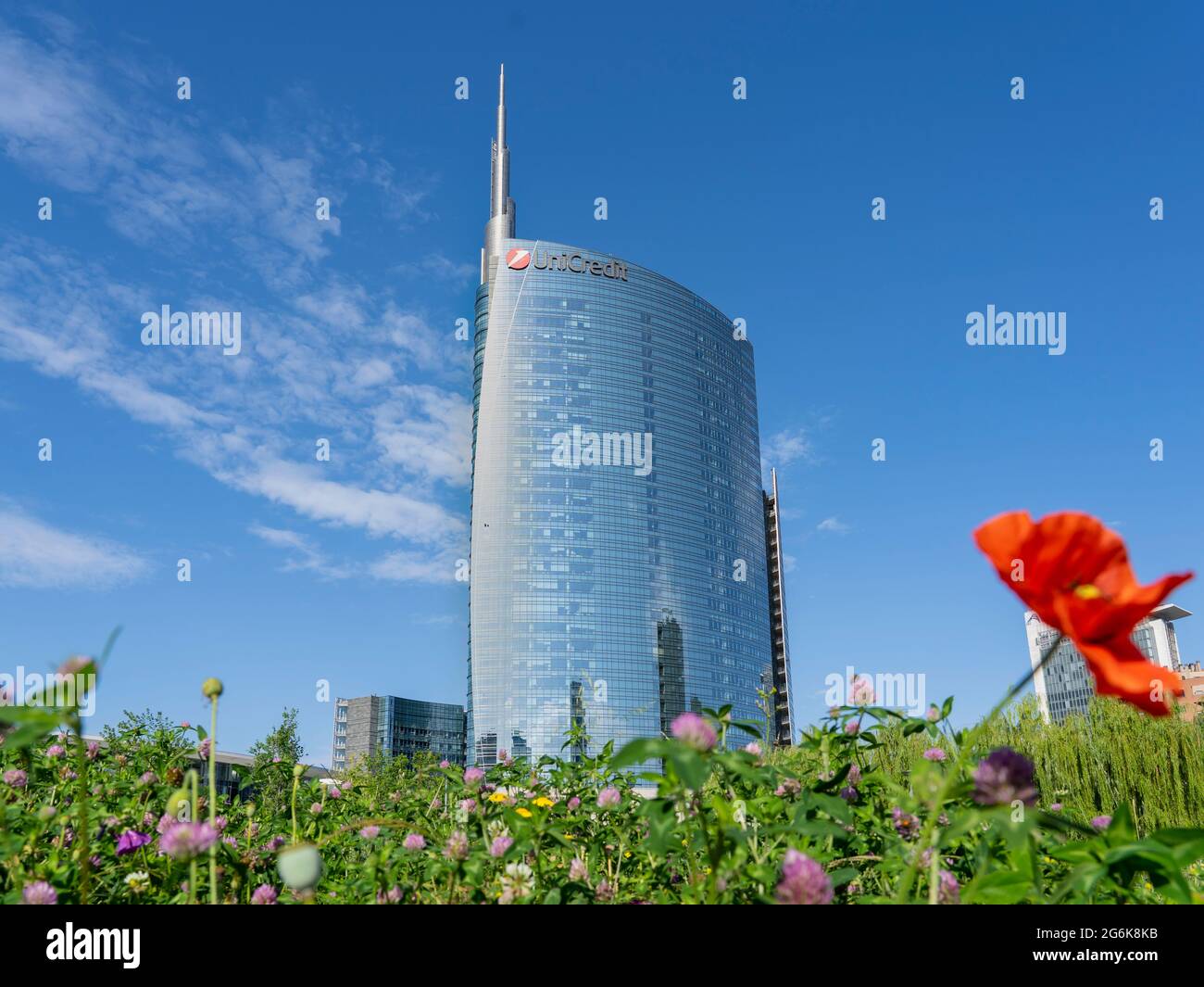 Milano, Italia. L'iconica torre UniCredit e il parco pubblico BAM. Grattacielo che fa parte di un gruppo di edifici residenziali e commerciali Foto Stock