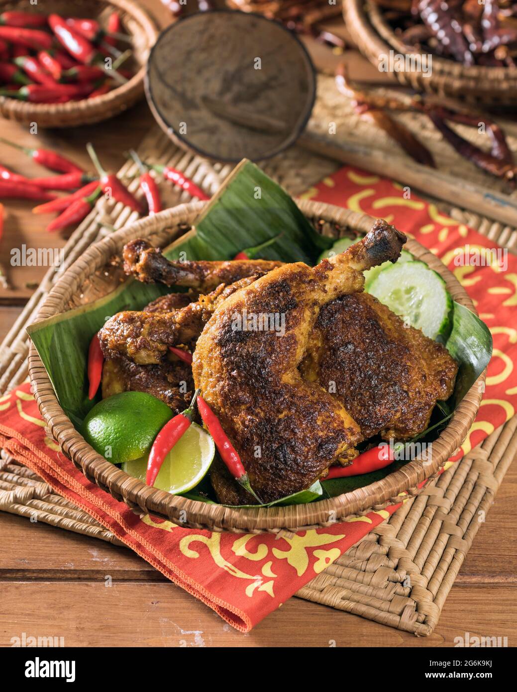 Ayam Panggang. Pollo indonesiano alla griglia malese. Sud-est asiatico alimentare Foto Stock