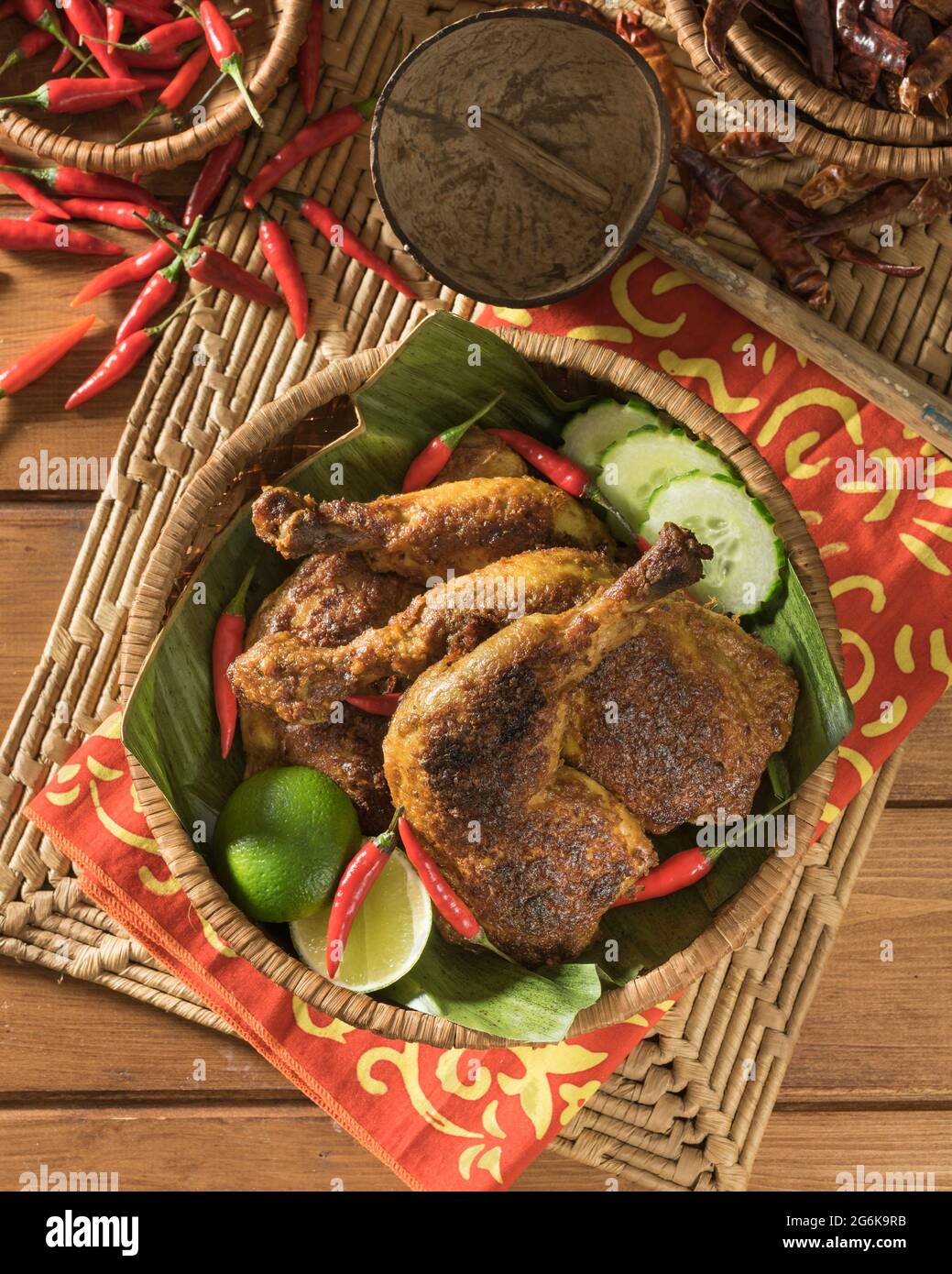 Ayam Panggang. Pollo indonesiano alla griglia malese. Sud-est asiatico alimentare Foto Stock