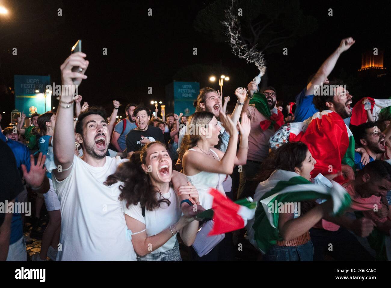 ROMA, ITALIA - 6 LUGLIO 2021. I tifosi italiani celebrano la vittoria dell'Italia contro la Spagna nella semifinale del Campionato europeo di calcio Euro 2020. Credit: Andrea Petinari/Medialys Images/Alamy Live News Foto Stock
