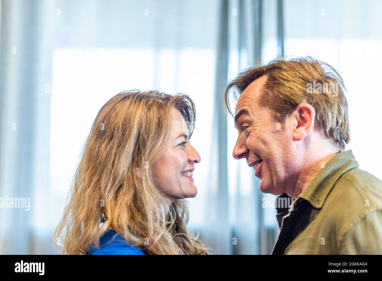 Uomo maturo e donna che si guardano a casa. Foto Stock