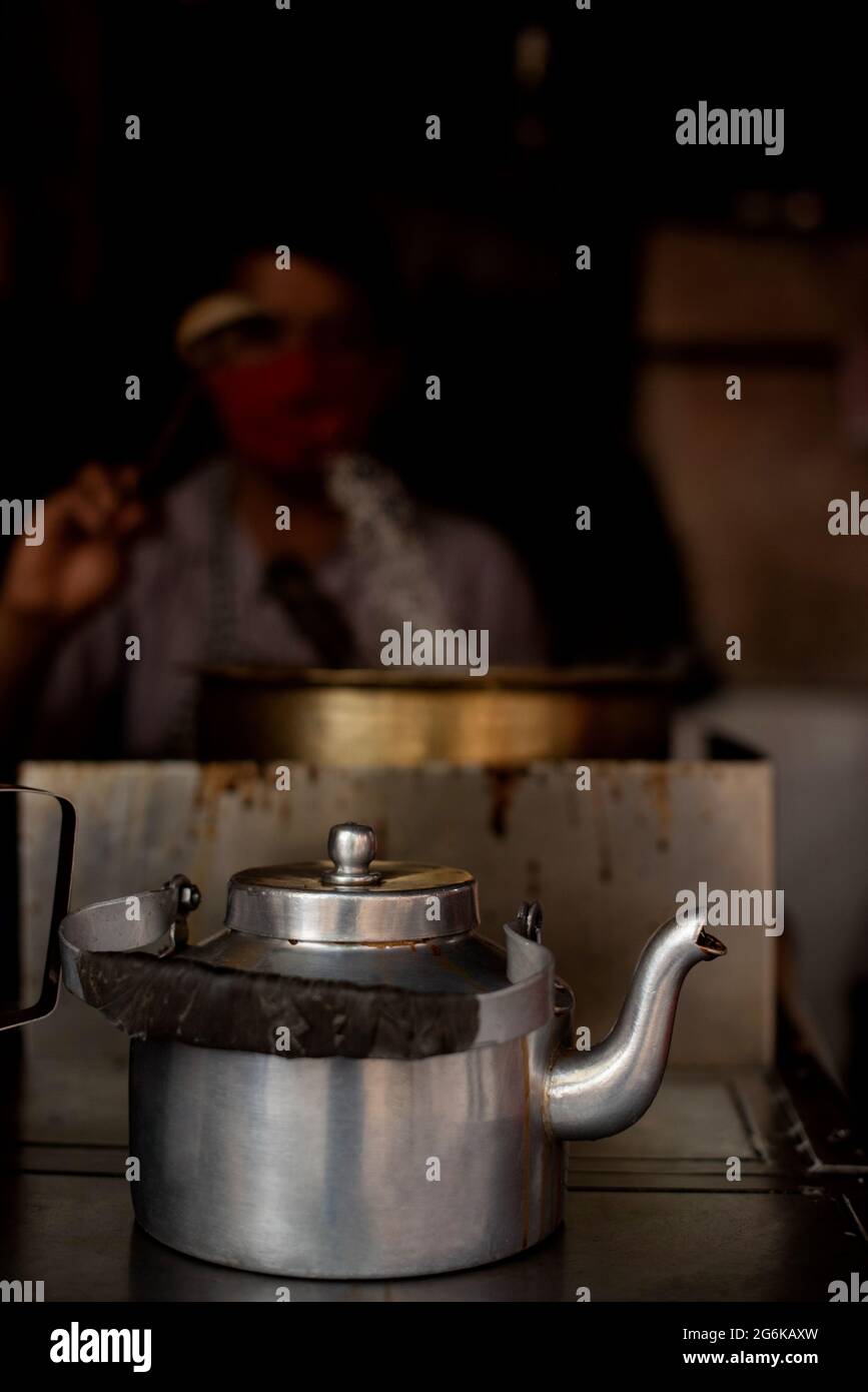 Bollitore di chai caldo con immagine sfocata del fornitore che fa lo stesso Foto Stock