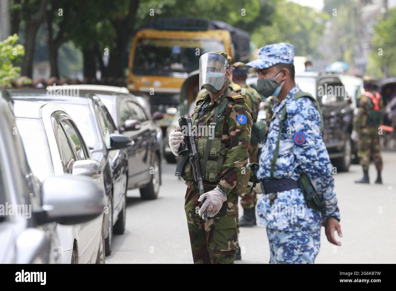 Dhaka, Bangladesh, 5 luglio 2021. Il personale dell'esercito del Bangladesh limita il movimento delle persone da un posto di controllo istituito presso l'intersezione di Shahabag durante il 'blocco dei trict' a livello nazionale per frenare la pandemia del coronavirus, a Dhaka, Bangladesh, 6 luglio 2021. Le autorità del Bangladesh hanno imposto il blocco totale a livello nazionale per una settimana tra le crescenti infezioni da coronavirus e i decessi correlati al coronavirus nel paese. Foto di Suvra Kanti Das/ABACAPRESS.COM Foto Stock