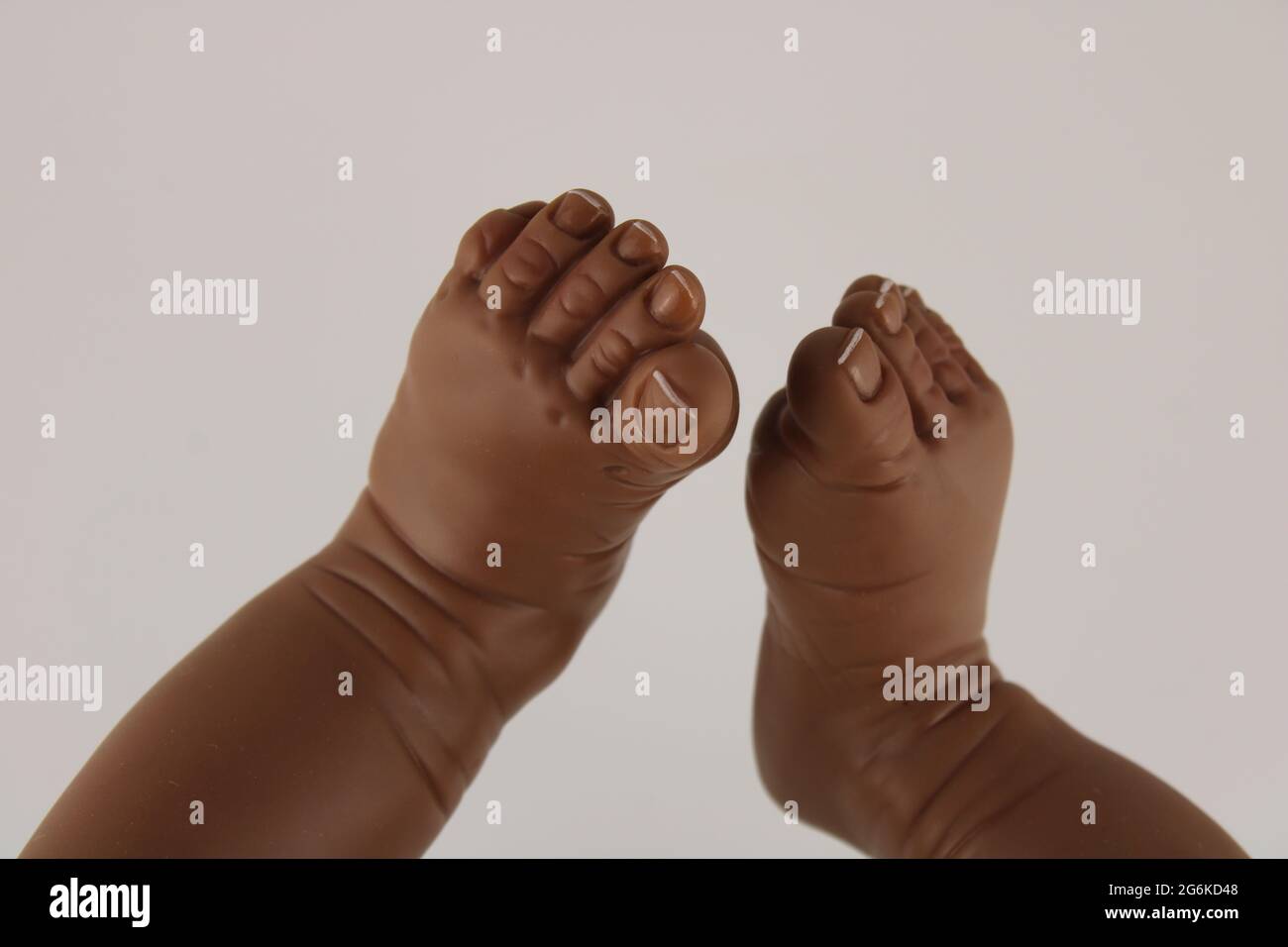 I piedini del bambino di pelle scura sono isolati con lo spazio di copia Foto Stock