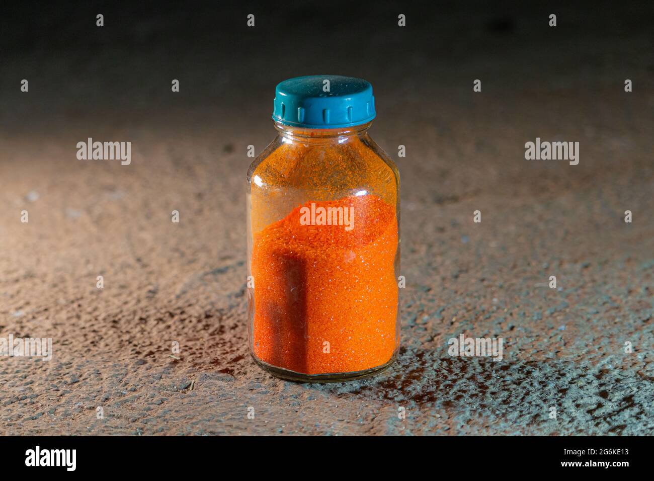 Bicromato di ammonio in polvere arancione in un flacone di vetro Foto Stock