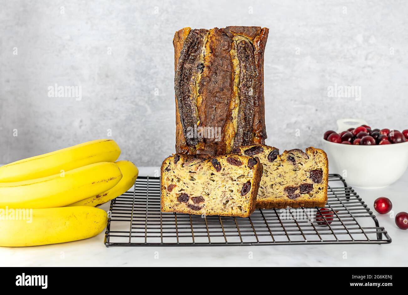 Pane di banana fresco e umido con mirtilli rossi. Dolci fatti in casa, senza zucchero artificiale, ricetta senza glutine. Spazio copia Foto Stock